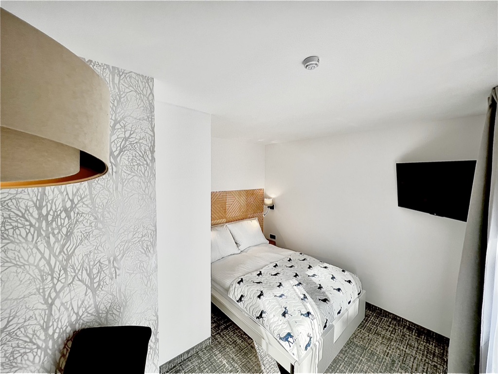 Zimmer Szklarka – Blick auf das Bett
