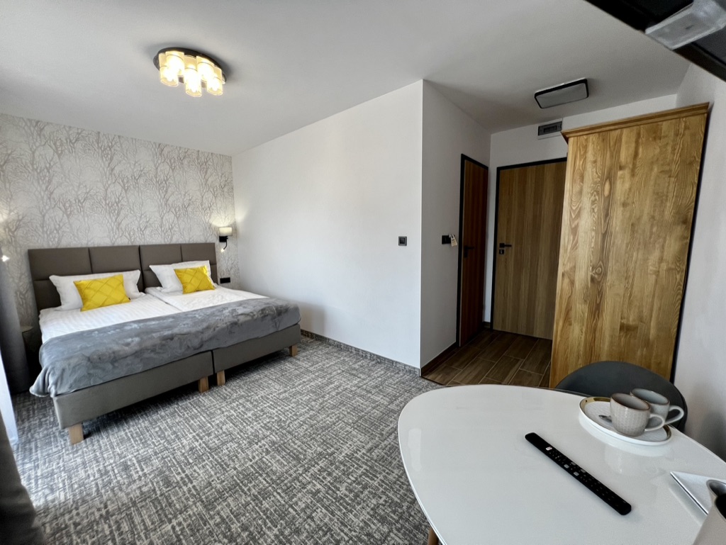 Chybotek room – bed and entrance