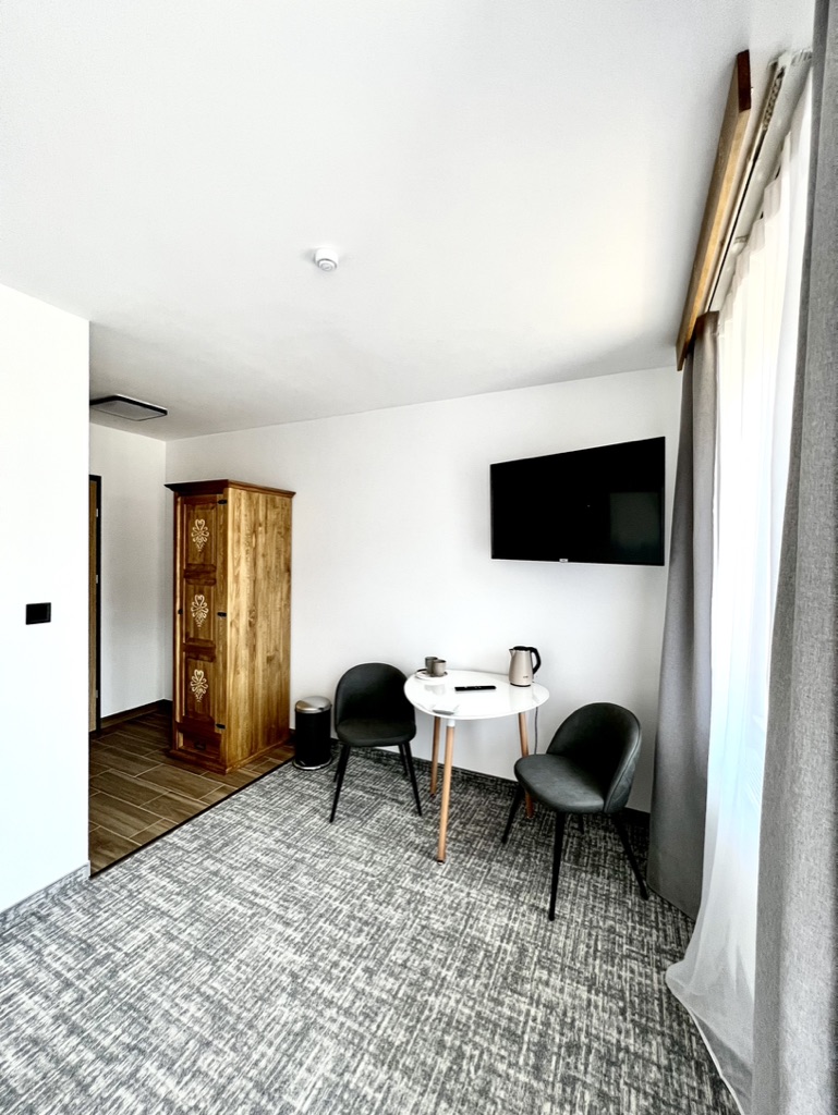 Chybotek room – table with kettle and TV