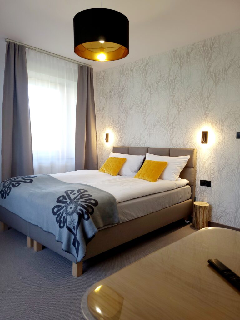 Zimmer Sokole Oko – Betten mit gelben Kissen