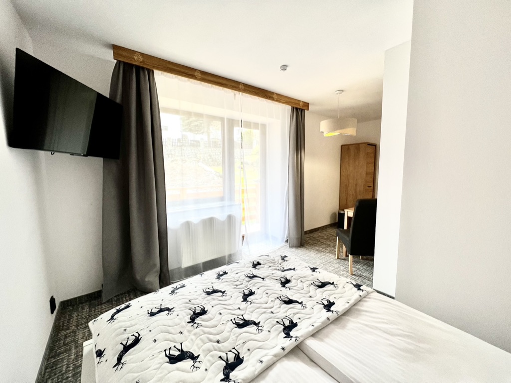 Zimmer Szklarka – Bett und Balkontür