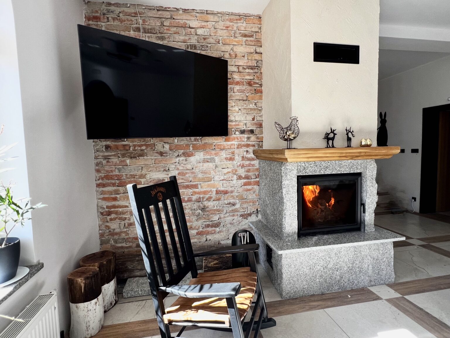Lounge with fireplace at Willa Górska Szrenicówka