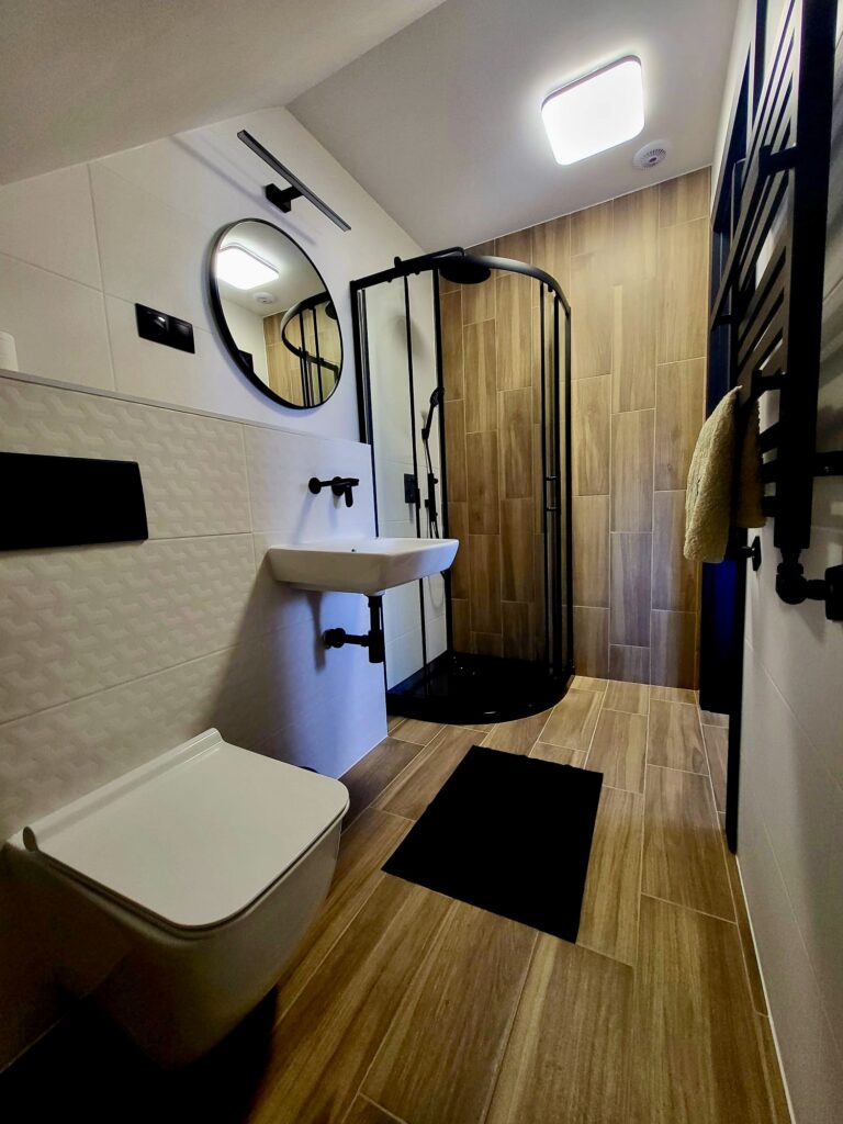 Bathroom with shower in the Złoty Widok room