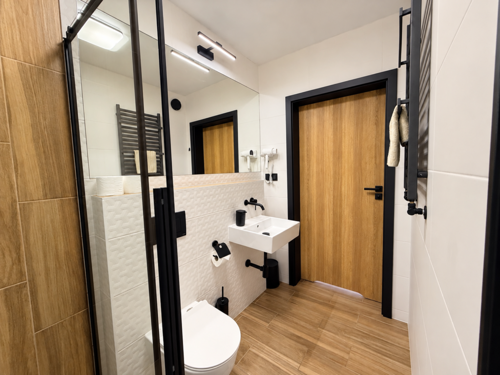 Bad im Zimmer Kamieńczyk – WC, Waschbecken und Dusche