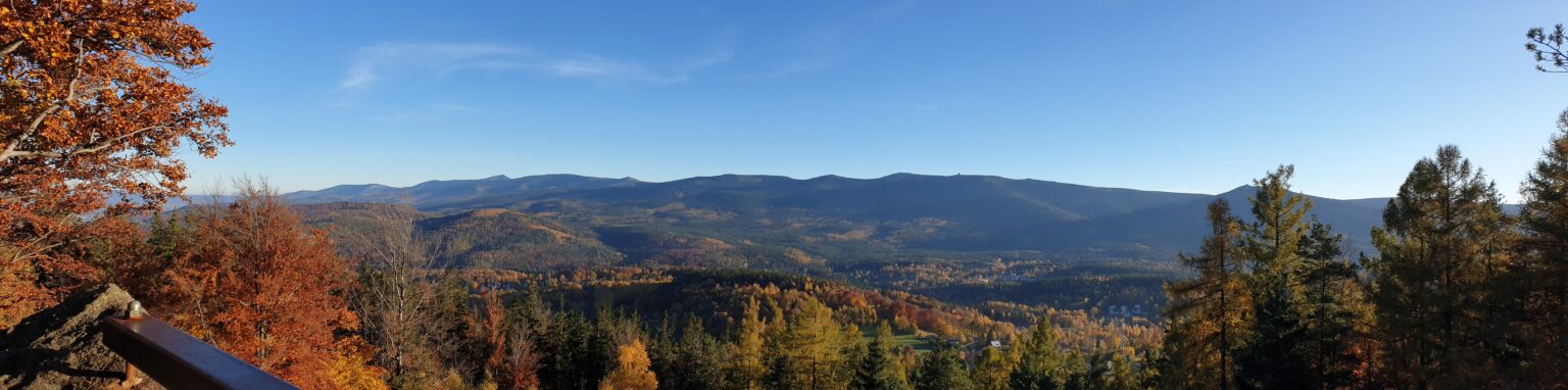 Herbstpanorama des Riesengebirges