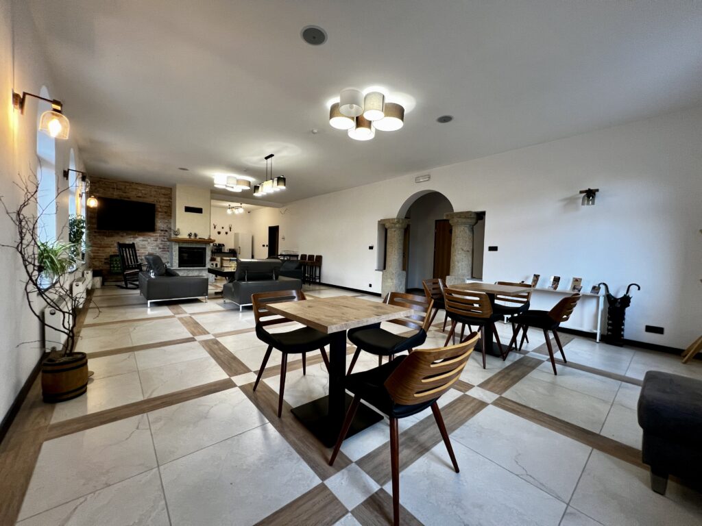 Spacious ground-floor lounge at Willa Górska Szrenicówka – 100 m² for guests