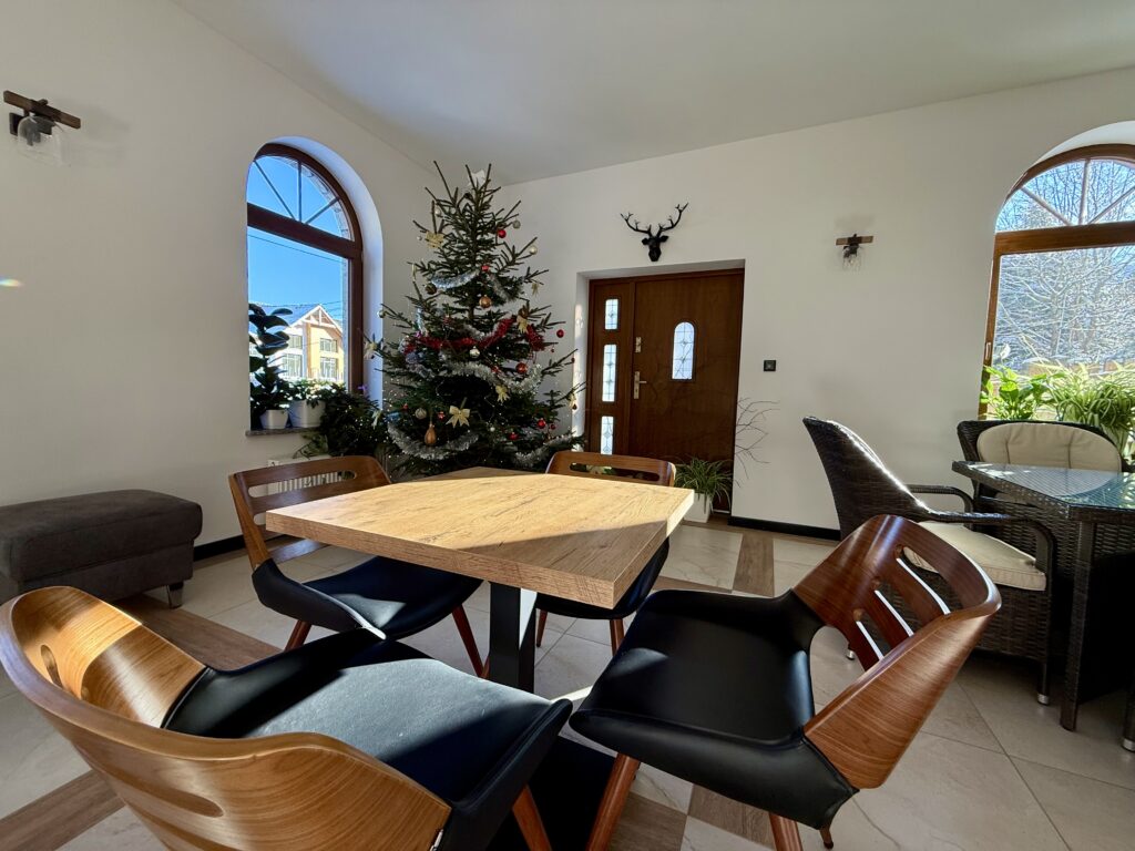 Dining area in the lounge at Willa Górska Szrenicówka