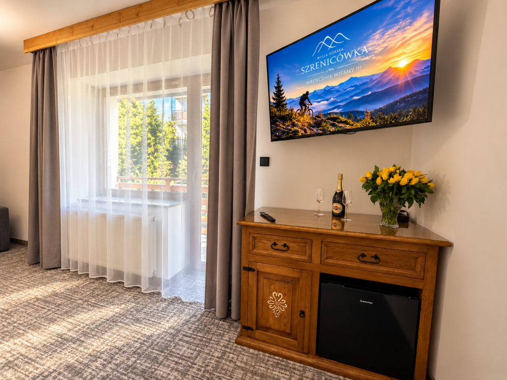 Zimmer Śnieżne Kotły – Kommode mit Kühlschrank, Smart-TV und Balkontür