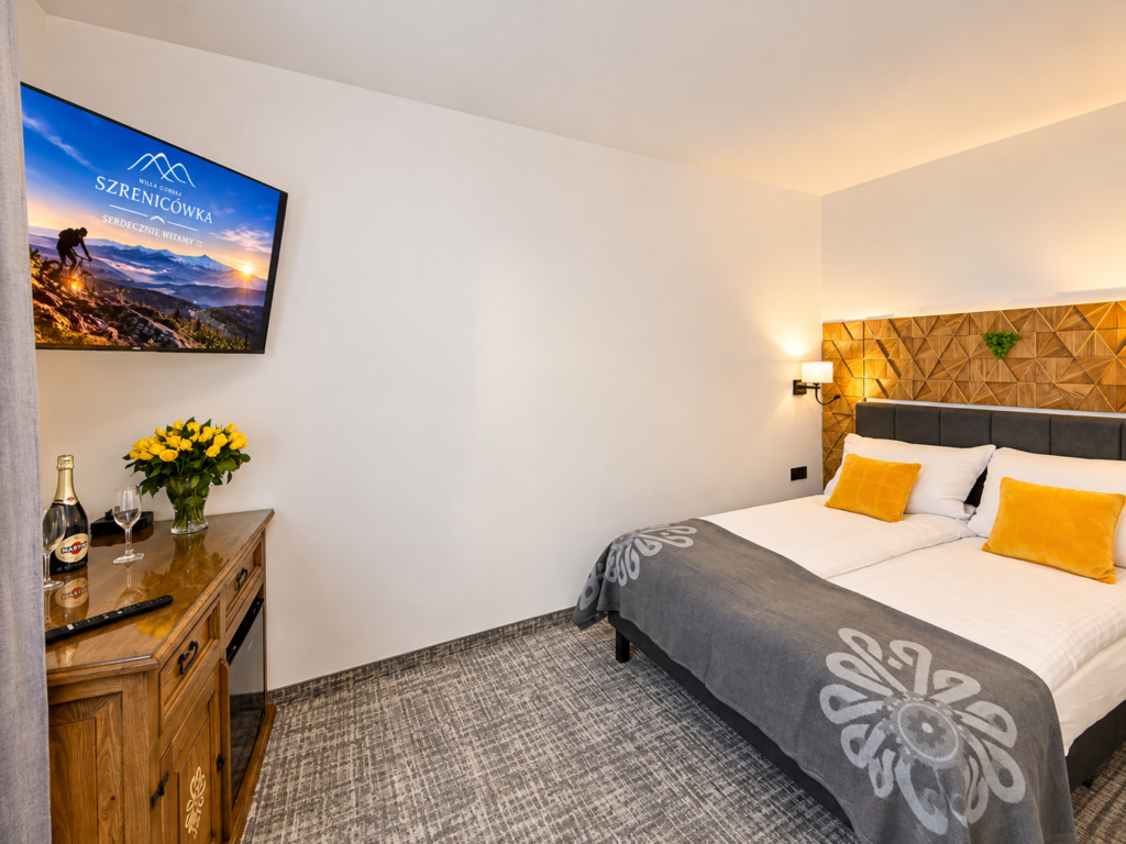 Zimmer Śnieżne Kotły – Bett, Kommode und Smart-TV