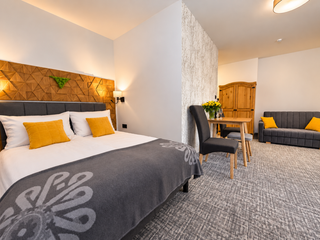 Zimmer Śnieżne Kotły – Bett, Tisch und Schlafsofa