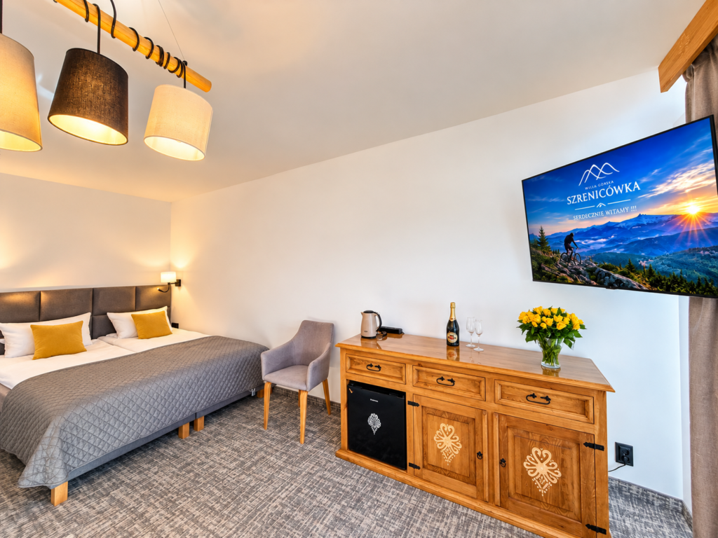 Zimmer Szrenica – Bett, Kommode und Smart-TV