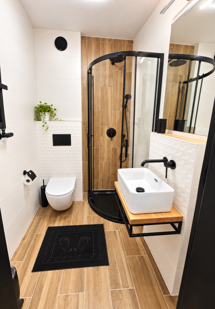 Bad im Zimmer Szrenica – Dusche, Aufsatzwaschbecken und WC