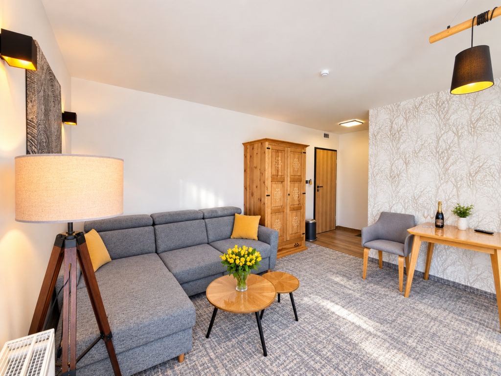 Zimmer Szrenica – Ecksofa, Couchtisch und Kleiderschrank