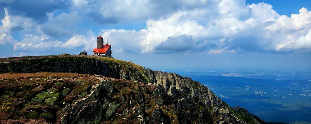 Panorama of the Karkonosze with the mountain hut on Szrenica